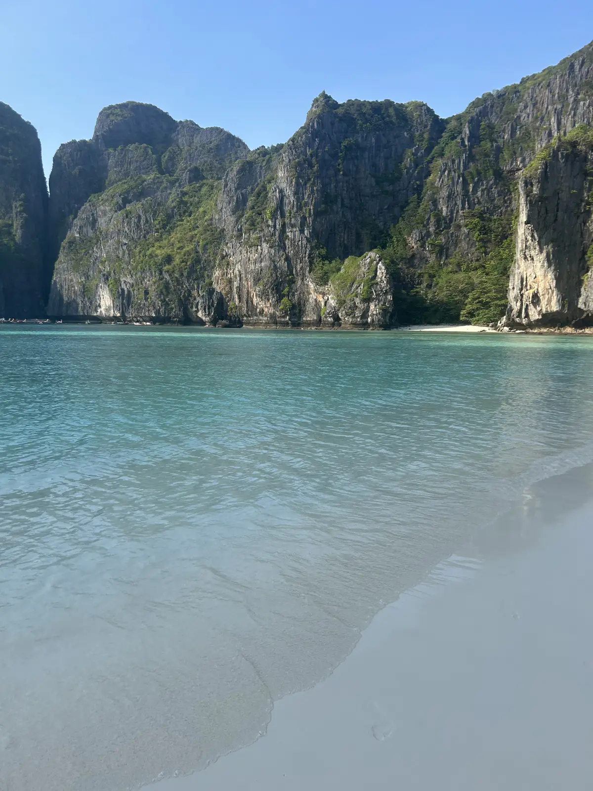 Baie aux falaises karstiques et à l'eau vert émeraude, accessible en bateau depuis Phuket