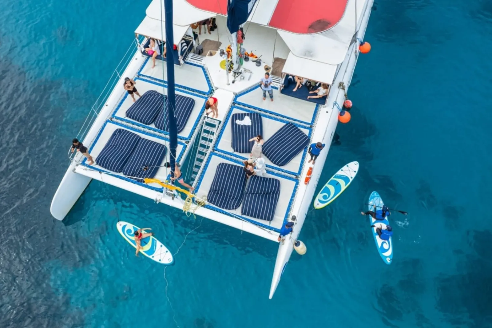 Catamaran à l'ancre au large de Phuket, vu du ciel, paddles autour de la coque
