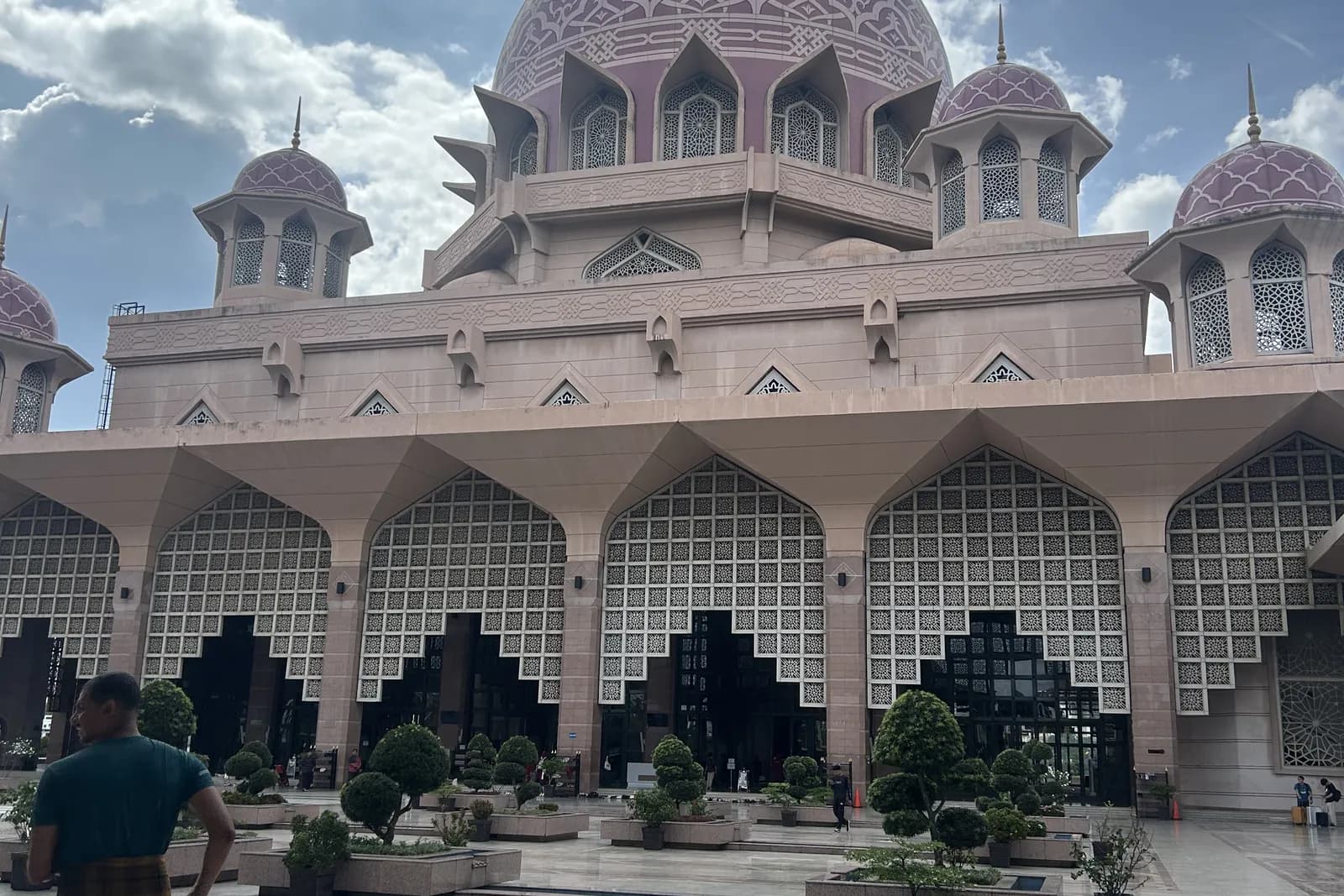La mosquée rose de Putrajaya, près de Kuala Lumpur : coupole et arcades de grès ajouré vues depuis le parvis